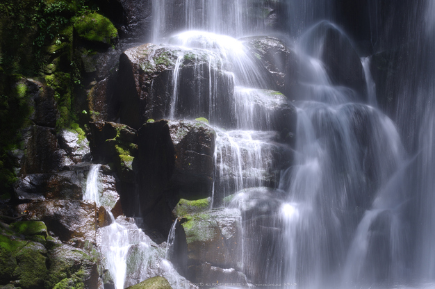 桑ノ木の滝,新緑(K32_0516,55 mm,F20)2015yaotomi.jpg