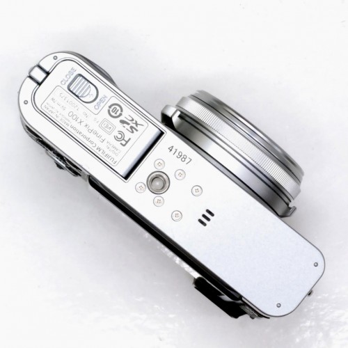 【中古】 フジ FinePix X100 シルバー FUJIFILM 中古デジタルカメラ 41987